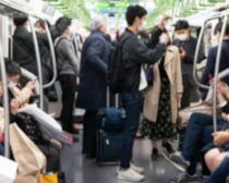 電車内で登山帰りの高齢女性2人組が“まさかの行為”。リュックを使って…／びっくり体験人気記事BEST
