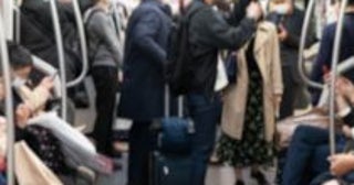 電車内で登山帰りの高齢女性2人組が“まさかの行為”。リュックを使って…／びっくり体験人気記事BEST