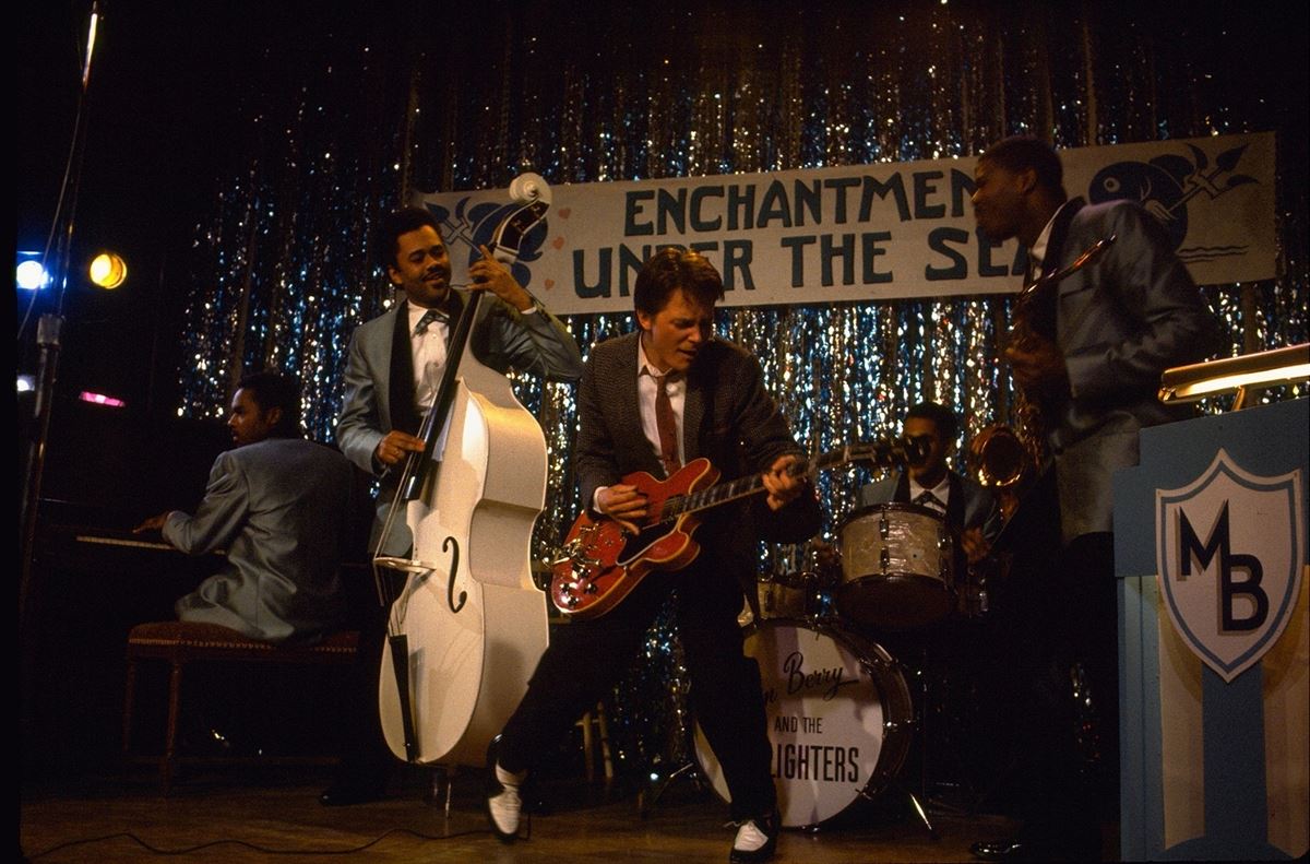 『バック・トゥ・ザ・フューチャー』“伝説のギター”をマイケル・J・フォックスらが大捜索！ヒューイ・ルイスとの再会も収めた特別映像公開