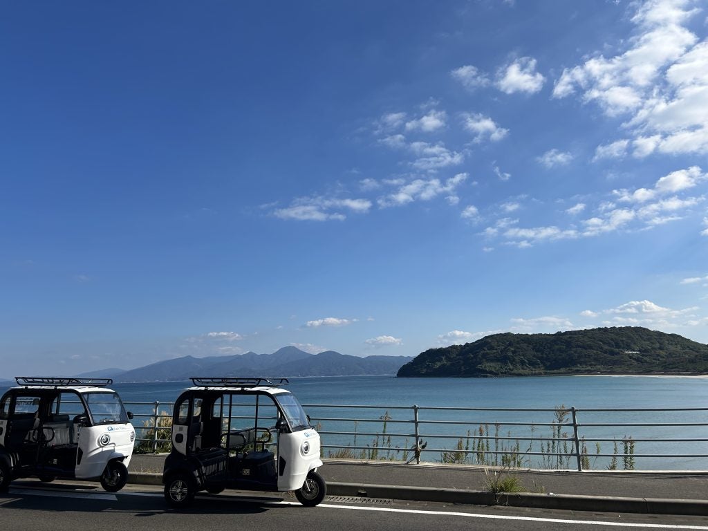 唐津を電動トゥクトゥクで風の香りを全身で感じ絶景の海岸線を走ろう
