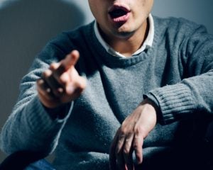 「タバコの煙で耳の中が黒くなった」と騒ぐ住民に理事長が激ギレ…マンション管理組合の“泥沼トラブル”が裁判沙汰に発展した驚きの顛末