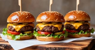 友人から「株主優待でランチはマクドナルド」と聞きうらやましい！ でも「100株・約75万円」で“年1万6000円の食事券”は本当にコスパいい？ 優待の価値と「総合利回り」を計算