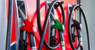「ハイオク」はなぜ「レギュラー」より価格が高い？ハイオク仕様の車にレギュラーを入れても問題ない？