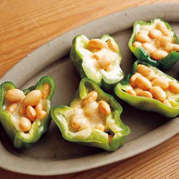ころんとした見た目がかわいい「豆とチーズのピーマンカップ」