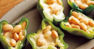 ころんとした見た目がかわいい「豆とチーズのピーマンカップ」