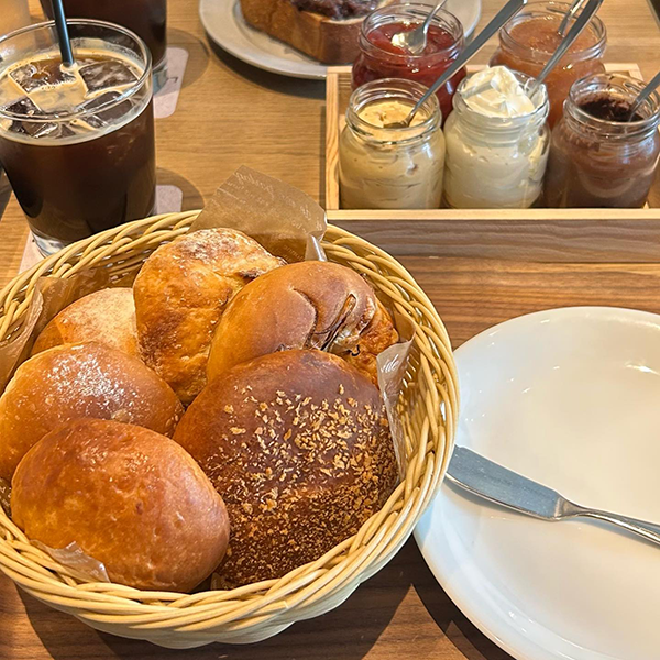 800円でモーニングが食べられる目黒のパン屋さんが話題！4種のパンとジャムやバターが付いたセットがお得◎
