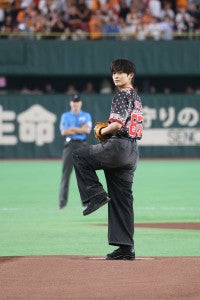 高橋文哉、実写映画『ブルーロック』公開目前に東京ドームで始球式「野球ってすごい」と大舞台に感激