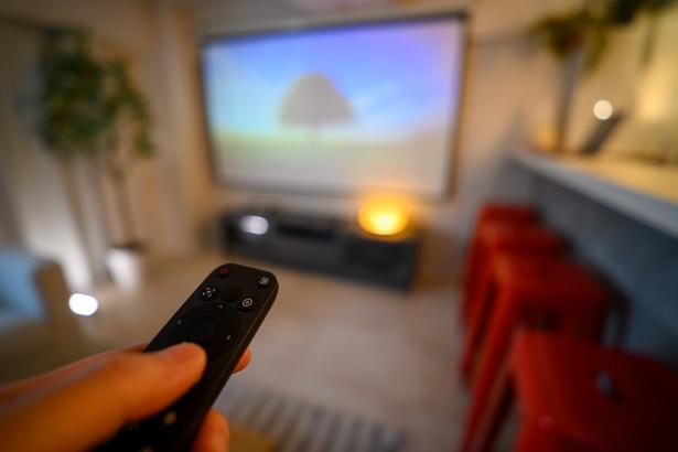 夏休みはおうちで映画鑑賞を！ウォーカープラス編集部がおすすめする暑い季節の「自宅映画館計画」アイテム