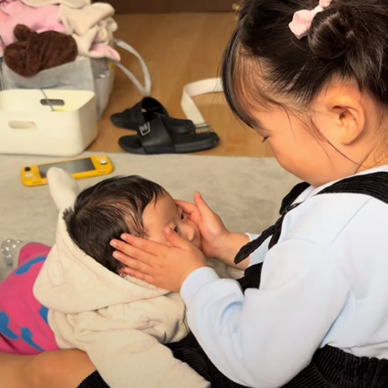 生まれたての妹を愛でるお姉ちゃんの姿が尊い…！ 三姉妹の絆にグッときちゃう