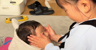 生まれたての妹を愛でるお姉ちゃんの姿が尊い…！ 三姉妹の絆にグッときちゃう