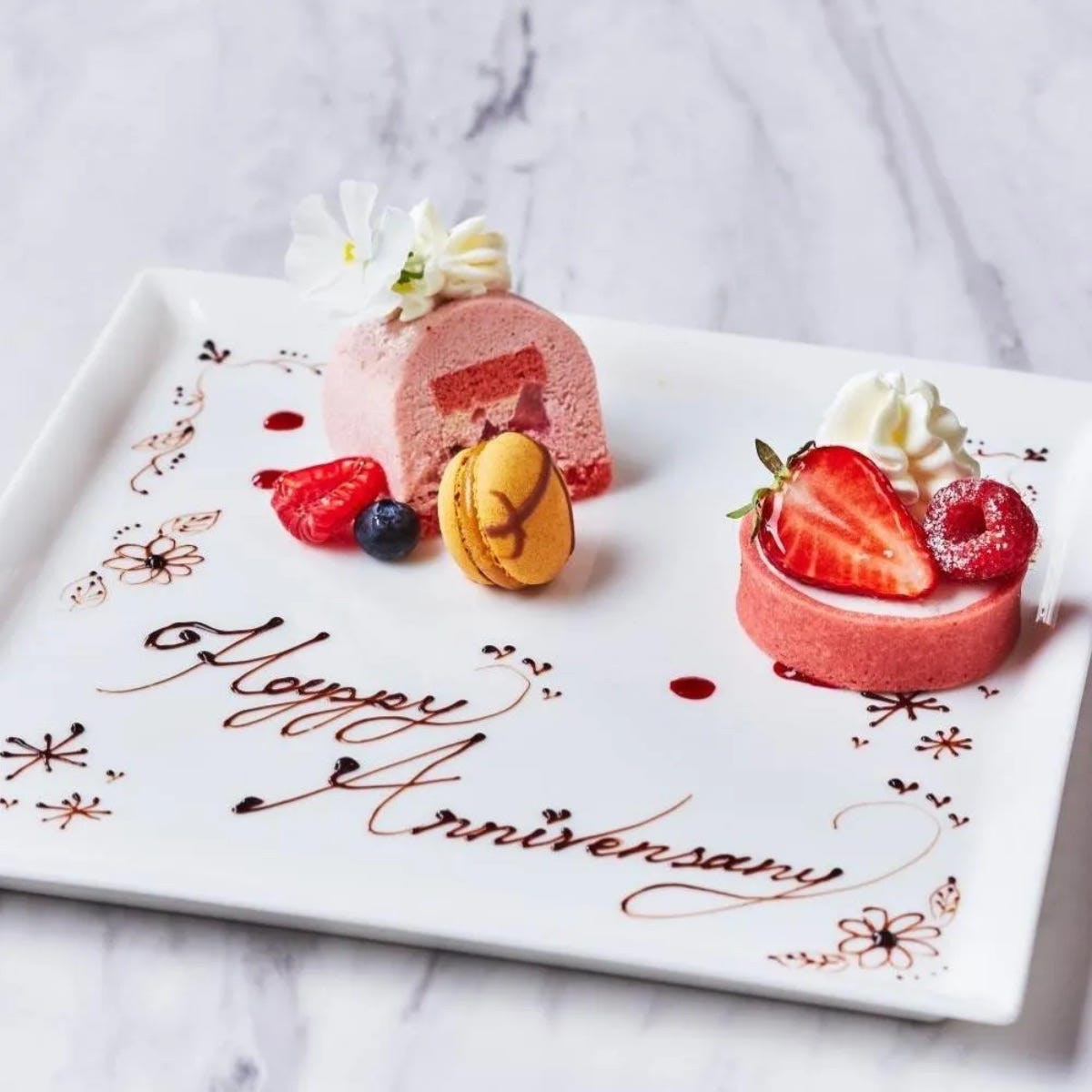 大切な日をお祝い！アニバーサリープレート付きの東京ホテルビュッフェ3選。誕生日や記念日のサプライズに