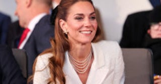 キャサリン妃、ハーフアップ＆全身ホワイトの印象的な装いで戦勝記念日コンサートに登場