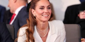 キャサリン妃、ハーフアップ＆全身ホワイトの印象的な装いで戦勝記念日コンサートに登場