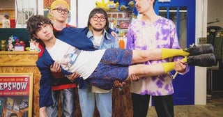 DENIMS、初のプレミアム・アコースティックライブ開催メンバー3人のソロ弾き語りも