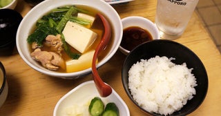【とり豆腐ライス定食】銀座の老舗酒場「三州屋」で愛される逸品を定食で：パリッコ『今週のハマりめし』第256回