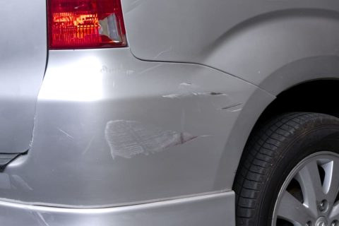 家族で旅行するために「ミニバン」をレンタカーで借りたら、返却時に小さなキズで「修理代5万円」を請求されました。こちらにまったく心当たりがないのですが、本当に支払わないといけないのでしょうか？