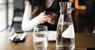 外食時「飲み物は水で十分」と“食事だけ”頼む夫…SNSで「恥ずかしい」「貧乏くさい」という意見もありますが、夫婦で1000円はかかりますし“お金のムダ”ですよね？ 実際の費用も試算