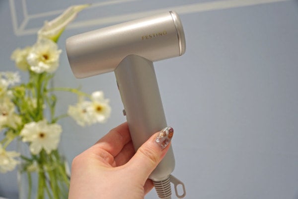 小さくて軽すぎ!? 約200gなのにパワフル速乾、FESTINO「ツヤモイスト ドライヤー LIGHT」が超優秀だった