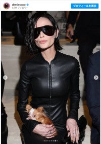 デミ・ムーア、イメージ一新のボブヘアに！全身ブラックのレザールックで愛犬と登場