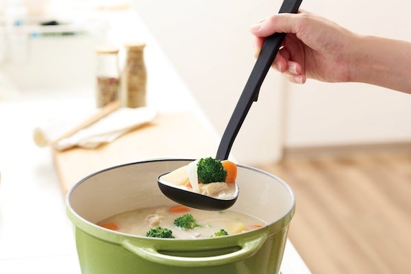 「注ぐ・掬う・置ける」を一本に。調理の不便を解消する多機能「プレミオ・シリコーンお玉」