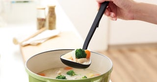 「注ぐ・掬う・置ける」を一本に。調理の不便を解消する多機能「プレミオ・シリコーンお玉」