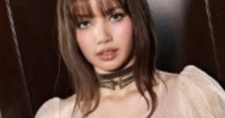 BLACKPINK リサ、驚きのスケスケ大胆ドレスで登場！美スタイル際立つ上品ルックを披露