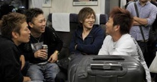 電車内は満席状態なのに…「通路をふさいで酒を飲む若者4人組」を追い払った60代男性の“静かな一言”／電車内で迷惑がられている行為ランキングを調べてみた