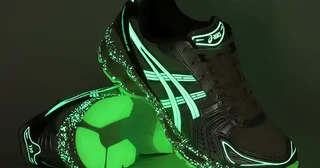 暗闇で光るって楽しすぎ。「ASICS」名作モデルのatmos別注は、トレンドのY2Kファッションにも◎