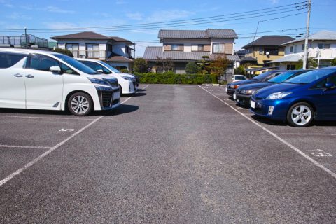 友人と食事をするためにコインパーキングへ車を停めたところ、夫に「そこは“24時間最大”じゃなくて“当日最大”かもよ」と言われました。似たように見えるのですが、料金はそんなに変わってしまうのでしょうか