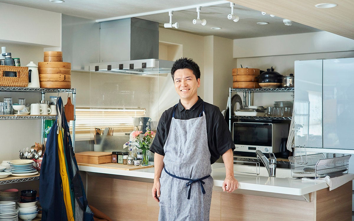 【料理家のキッチン】今井亮さんの築55年・80平米の中古リノベマンション。効率を極めた”動線・収納“術＆絶品中華「トマト卵炒め」レシピも公開
