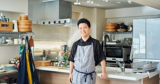 【料理家のキッチン】今井亮さんの築55年・80平米の中古リノベマンション。効率を極めた”動線・収納“術＆絶品中華「トマト卵炒め」レシピも公開