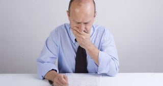 68歳で「年金＋年15万円のアルバイト」で暮らす男性…「20万円以下だから」と“確定申告”せずにいたら、役所から「申告漏れ」の通知が！ 税務署はスルーなのに“指摘される理由”とは？