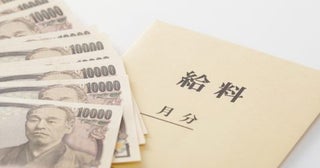 就職活動中の息子は「希望する初任給に満たない場合は内定を辞退する」という考えのようです。 父親の私としては「20万円」あればよいと思うのですが、実際はどのくらいもらえるのが一般的なのでしょうか…？