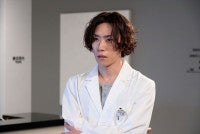 早乙女太一、『ヤンドク！』で初の脳神経外科医役向井理の“同期ドクター”として10話登場