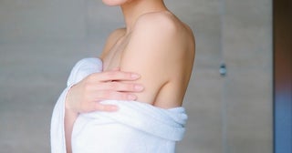 身長174cmの元HKT48安陪恭加、ブルーのランジェリー姿で体育座り…大胆衣装で長身のスレンダーボディーあらわ