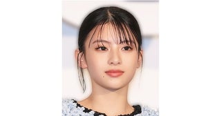 出口夏希、女子高校生の制服を着て笑顔のオフショットに「めっちゃかわいい」「綺麗」とファン感嘆