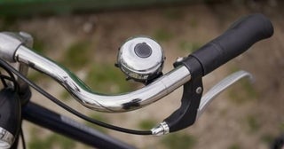 広がって歩く歩行者に「自転車のベル」を鳴らしたら反則金!? 2026年4月から導入される自転車の「青切符」ってなんですか？