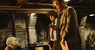 誘拐劇の始まりや犯人の素性を写した場面写真『ブゴニア』ランティモス監督がエマ・ストーンを絶賛するコメントも