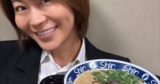 氷川きよし、お茶目な笑顔を披露「海の男になりきるぜい！」とも“スタイル抜群”全身ショットが話題