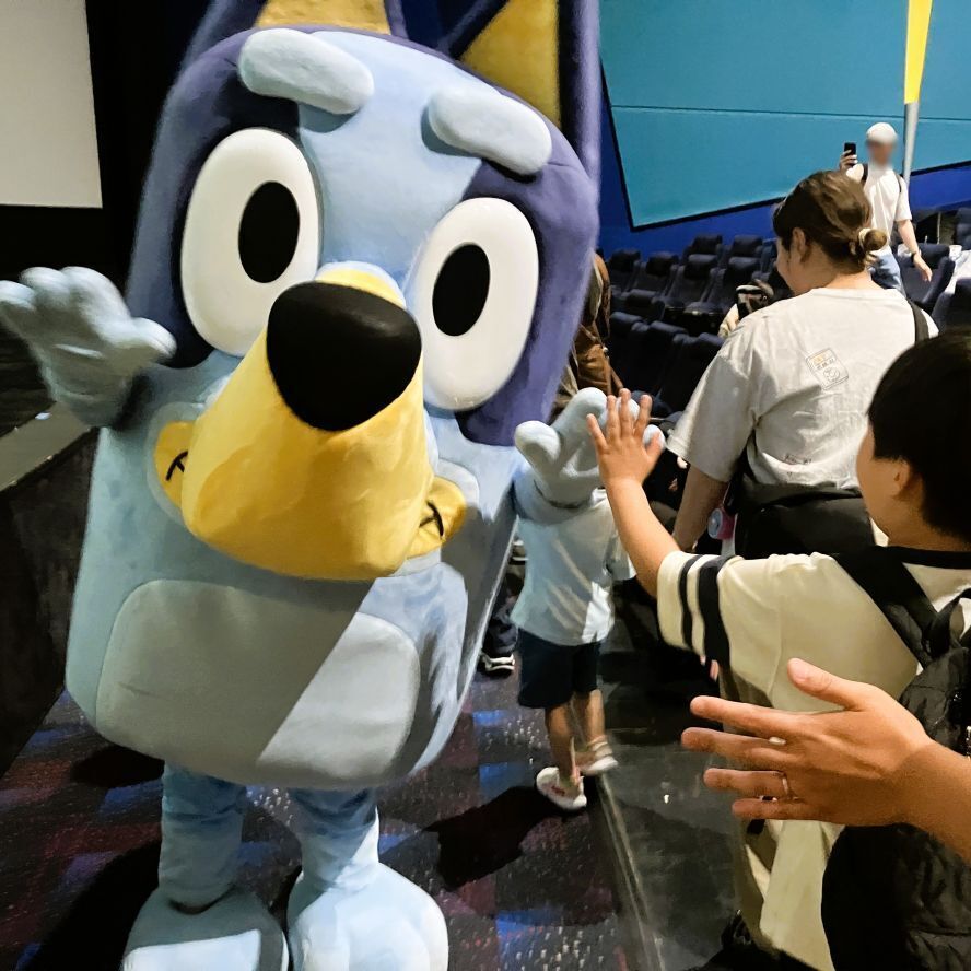「うちもある、これ」「パパの悩みがリアルで…」かわいいだけじゃない、子ども向けアニメ『ブルーイ』が世界を席巻した理由