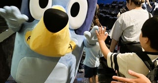 「うちもある、これ」「パパの悩みがリアルで…」かわいいだけじゃない、子ども向けアニメ『ブルーイ』が世界を席巻した理由