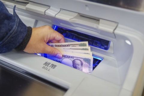 父の死後「お義母さんもやってた」と“300万円”を引き出す母…「口座凍結前の引き出しは違法」だと思いますが、夫婦なら“大目に見てもらえる”のでしょうか？ 意外と知らない「正式に引き出す方法」