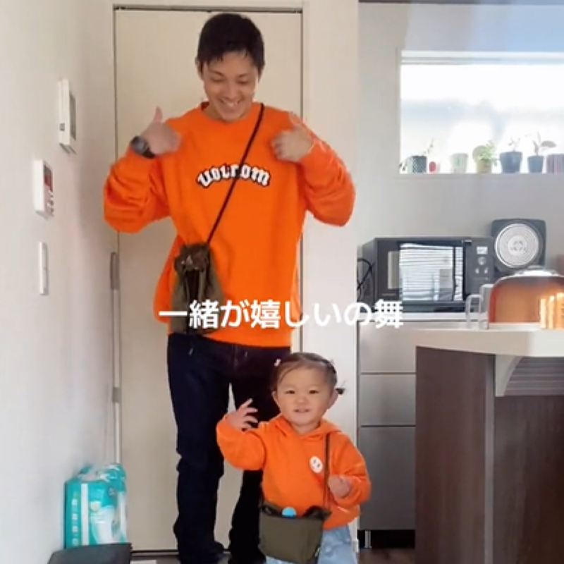 女の子とパパのおそろコーデが可愛い♡ ノリノリなダンスで喜びを表現する親子にほっこり