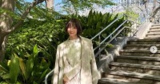 篠田麻里子39歳、新緑の中で微笑む大人の春コーデショットに癒されるファン続出