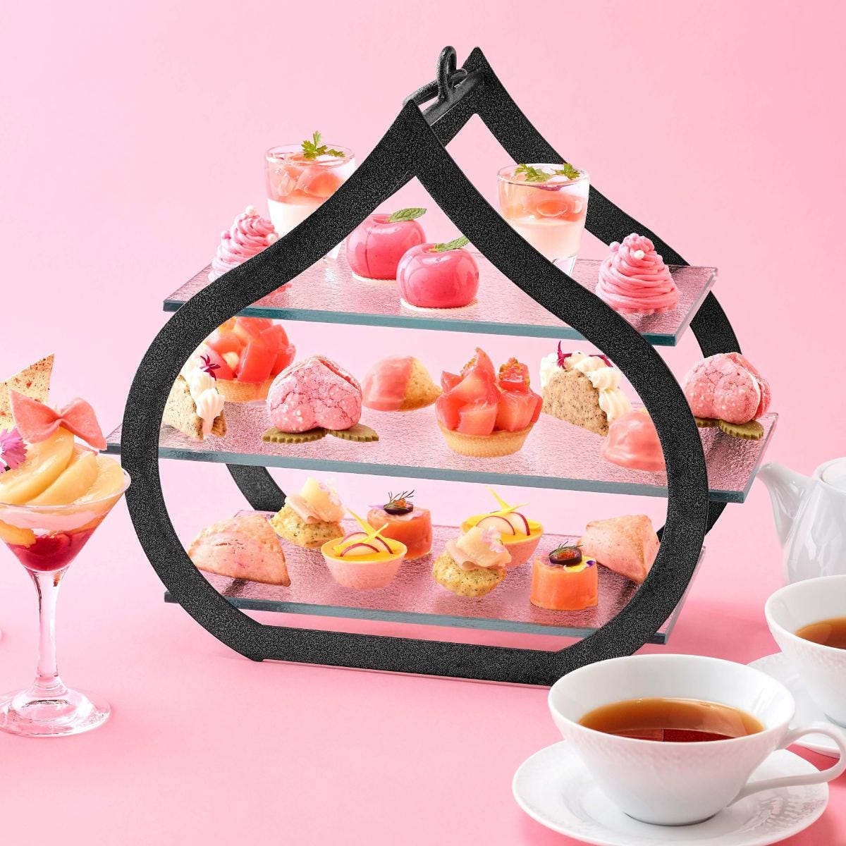 リーガロイヤルホテル大阪から「桃アフタヌーンティー」が登場。リボン付きのミニパフェや愛らしいスイーツに心がときめく