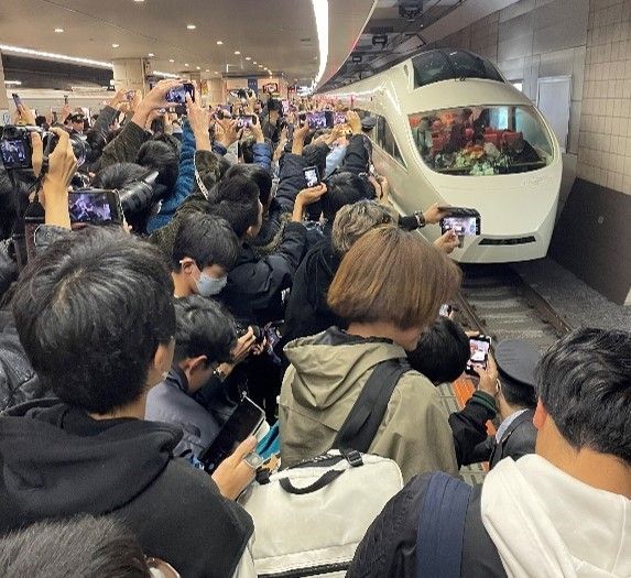 “白いロマンスカー”として親しまれた「VSE」の展示決定日付限定で運転席に座れる企画も