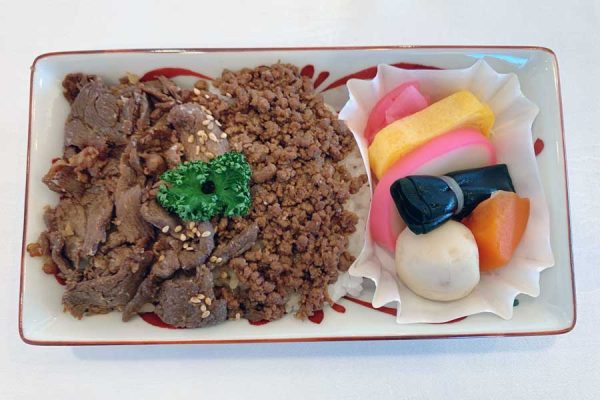 JAL、米沢名物「牛肉どまん中」を機内食に駅弁と初コラボ