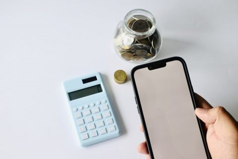 毎月のスマホ代が「7,000円」近くかかっています。友人に「もっと安くできるよ」と言われて乗り換えを考えていますが、料金が安いプランに変えるだけで本当に家計の負担は減るのでしょうか？