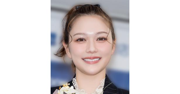 団子ヘアと“肩出し”で美人度アップ…村重杏奈、グレーコーデに「女神降臨したかと…」「超絶最高に綺麗」