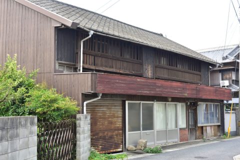 築40年以上の実家を売却予定です。不動産会社から「古家付き土地」として売る方法を提案されましたが、更地にする場合とどちらが売れやすいのでしょうか？